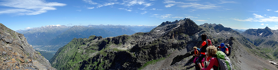 Dal Passo della Malgina (2621 m) vista verso la selvaggia Val Malgina e la Valtellina